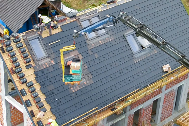 prace montażowe na dachu